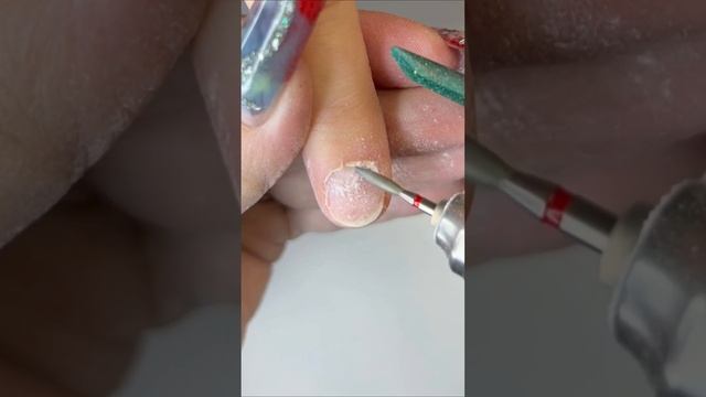 Как работать с налипшей кутикулой безопасно! #сикретыманикюра Полное видео на канале
