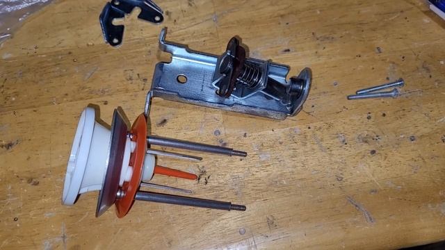 Part 9: 1980 Bally Xenon Pinball Project. Rebuilding pops, installing posts & rubber! смотреть онлайн