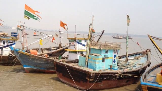 fishing vessels at Uran ferry wharf смотреть онлайн