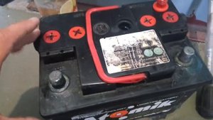 Что нужно доливать в акамулятор автомобиля  воду или кислоту?