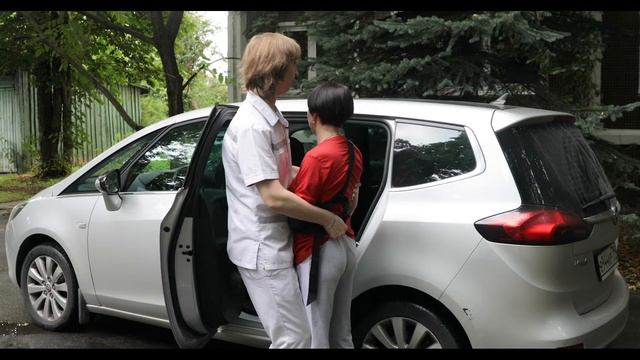 Как помочь человеку с парезом сесть в автомобиль смотреть онлайн