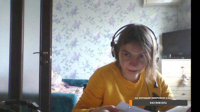 Ведьмочка читает книгу автора Элени Ливаниос "Маленькая ведьмочка Флора. Большой колдовской ураган"