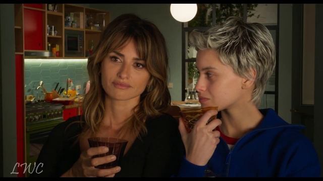 Janis and Ana - Parallel mothers (Madres paralelas) | Kiss and Love scene