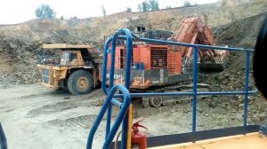 Работа в карьере, погрузка белаза 130
