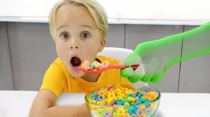 Влад и Ники. НЕВИДИМЫЕ КОСТЮМЫ Криса! Видео для детей.