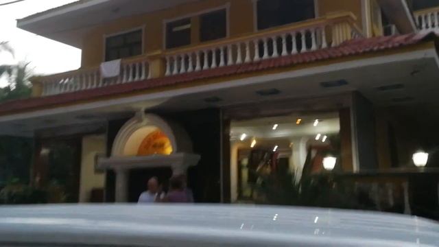 Вечерняя улица возле отеля Luisa by the Sea Гоа Индия смотреть онлайн