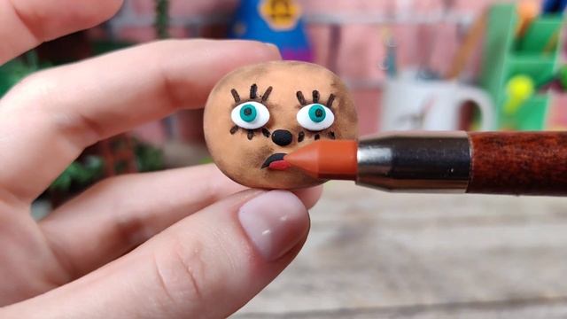 Как слепить домовёнка Кузю из воздушного пластилина. Пошаговый видео-урок. смотреть онлайн