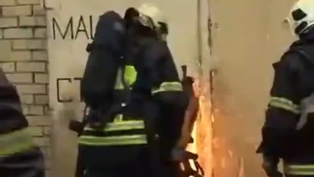 Russians try to open a door meme смотреть онлайн