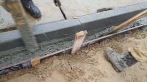 заливка бетоном основания под поребрики с лотка миксера, распределение бетонной смеси равномерно