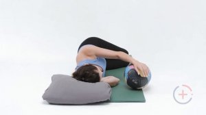 Ретракция лопаток в положении лежа на боку, катание мяча.