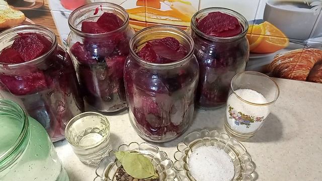 Смачні мариновані бурячки на зиму. Старовинна вишита картина.