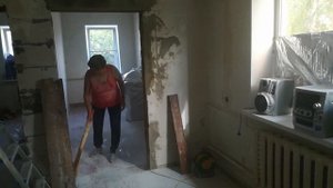 Работы с потолками , зачистка  и грунтовка  потолков .