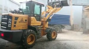 Фронтальный погрузчик BUILDER ZL22 в работе