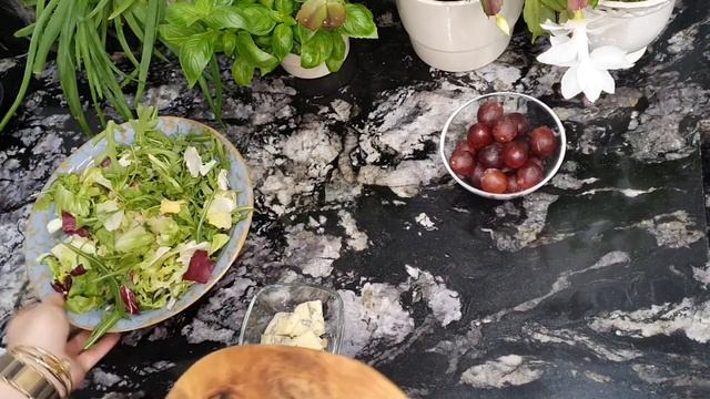 🍇 Prosta sałatka na imprezę bez mięsa 🥗 Będzie sałatka z serem pleśniowym 🧀 zamiast deski serów смотреть онлайн