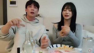 혼자 사는 여자 집에서 둘이 취해버렸다