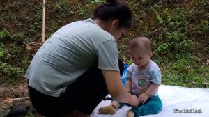 Daily Life of a 18-Year-Old Single Mom - Harvest Ripe Red Plums in the Mountains with Child to sell