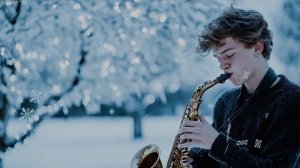 играет юный музыкант на саксафоне