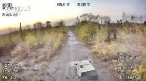 Поражение HMMWV и пары украинских пикапов с системами РЭБ ударами FPV-дронов на оптоволокне, Торе...