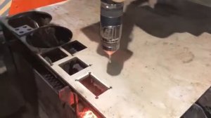 Резка отверстий плазменным станком в ООО "СиМКС". Источник Hypertherm XPR300