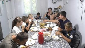 Обед в большой семье. Приятного аппетита