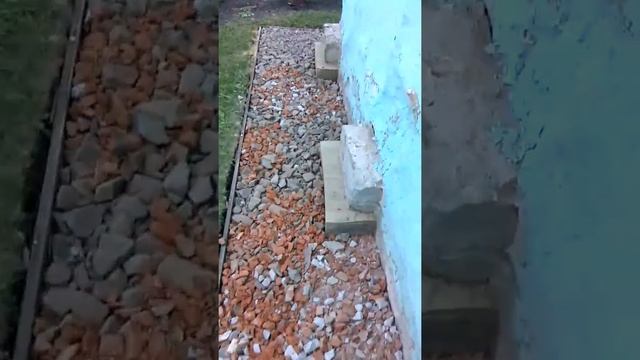 Отмостка подушка из битого кирпича