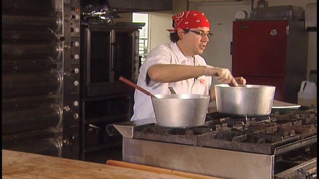 Cooking with Rizzi- Red Clam Sauce.mov смотреть онлайн