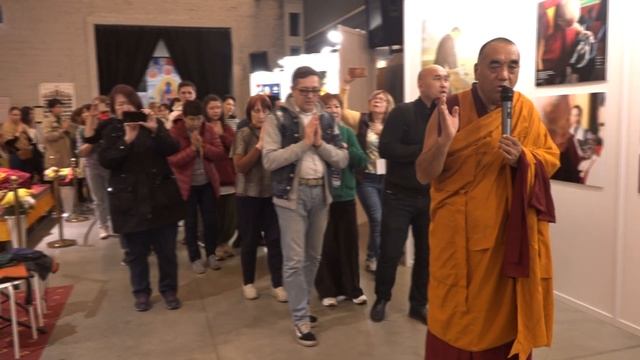 Московские буддисты выказывают почтение реликвии Будды смотреть онлайн