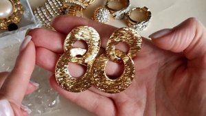 24.2 Лот с украшениями KENNETH JAY LANE с царским комплектом AVON