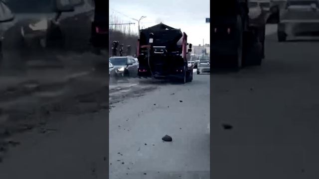 Разбрасывает прямо на автомобили