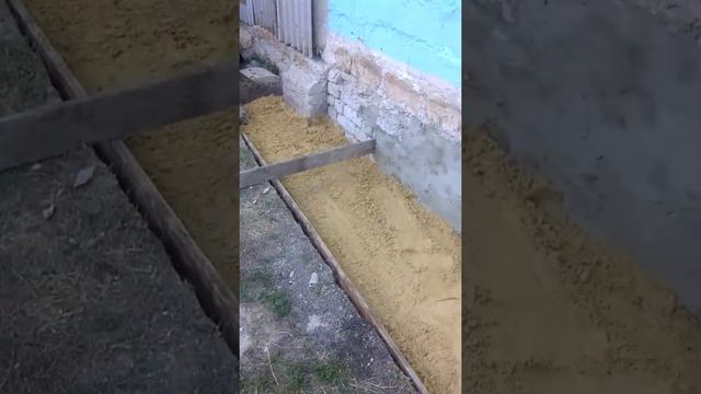Отмостка подушка из песка.