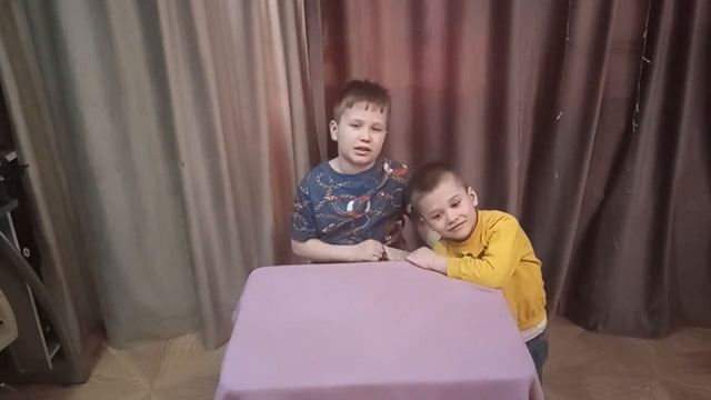 Обучающая игра с младшими братьями или сестрами.