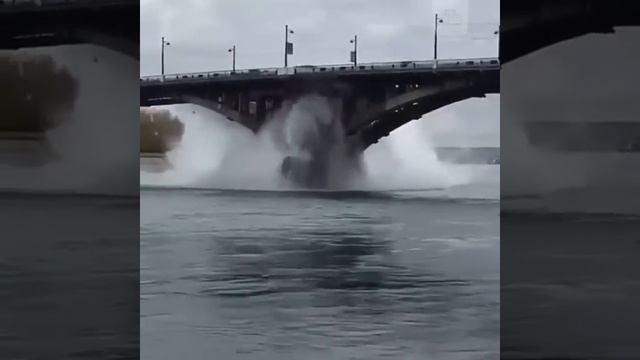 Фонтан из кипятка забил под мостом в Иркутске смотреть онлайн