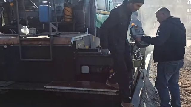 Мощно укладываем и слегка кладем асфальтобетонную смесь. смотреть онлайн