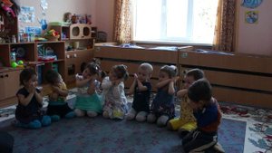Спит медведь пальчиковая игра в раннем возрасте