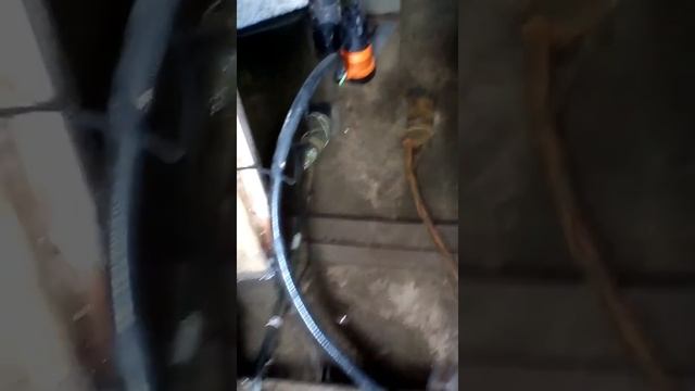 Подъем уровня воды в моем подвале. Грунтовые воды высоко, качаю 3 насосами. смотреть онлайн