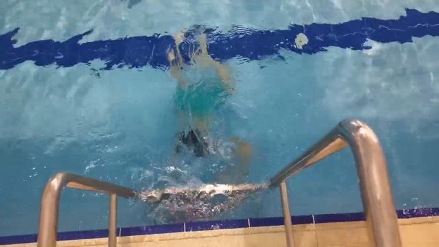 Игорьмэн толкает под воду мяч! Мяч выпрыгивает под давлением из воды! #бассейн #плаваниедлядетей смотреть онлайн