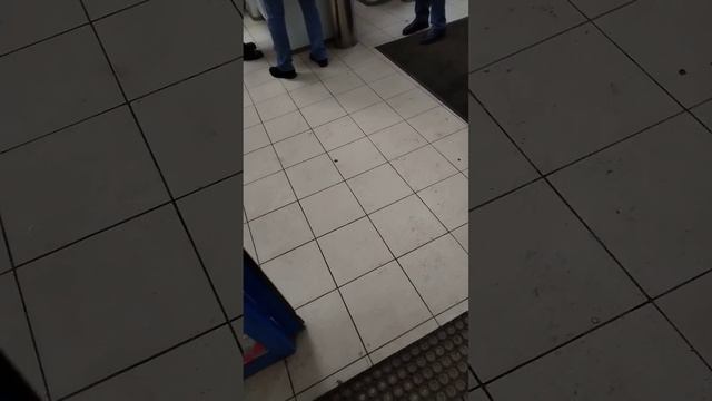Неадекватный покупатель пришёл на кассу без денег и создал очередь смотреть онлайн