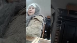 Бабка в оружейном магазине!