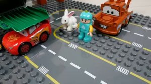 Бегающие по лабиринту шарики Marble Run ASMR ☆ ЛЕГО блоки !Грузовой самолет, машинки, динозавр!