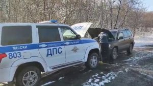 Сотрудники ГАИ в Мысках помогли водителю на трассе с севшим аккумулятором.