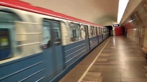 Метропоезд Номерной прибывает на станцию метро Сухаревская.
