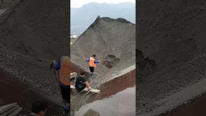 Строительство, разгрузка баржи