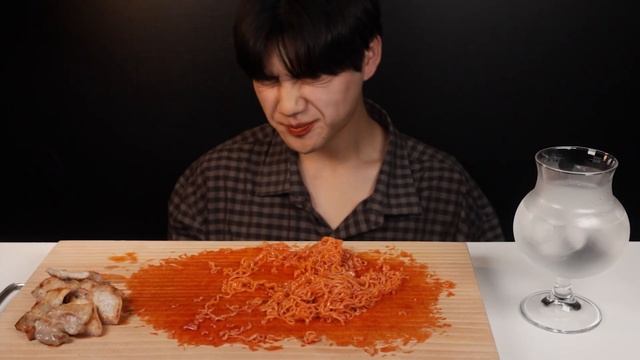 SUB) 불닭볶음면 보다 3배 맵다능,, 도전장이라능,,,! 불닭비빔면 체감시켜 드립니다. BULDAK SPCIY NOODLE ASMR MUKBANG EATING SHOW смотреть онлайн