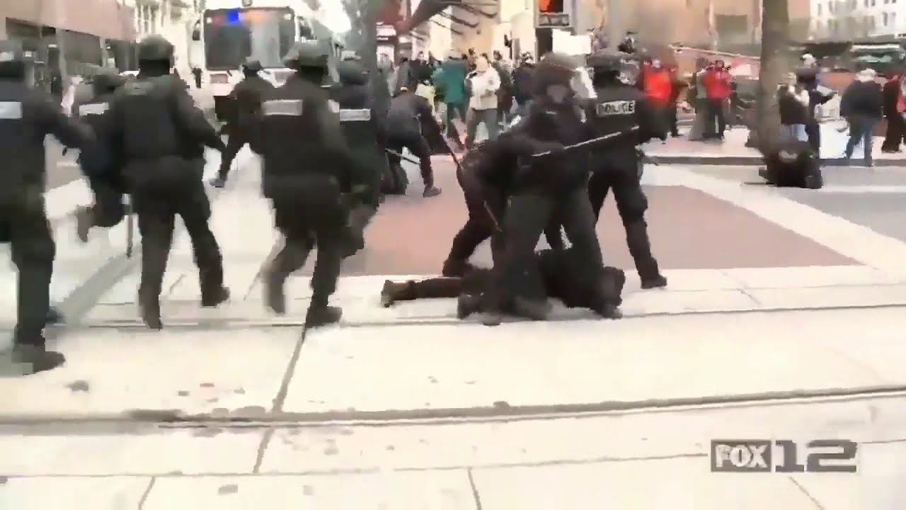 В некоторых городах США полиция жестко задерживает активистов BLM & Antifa не допуская грабежей смотреть онлайн