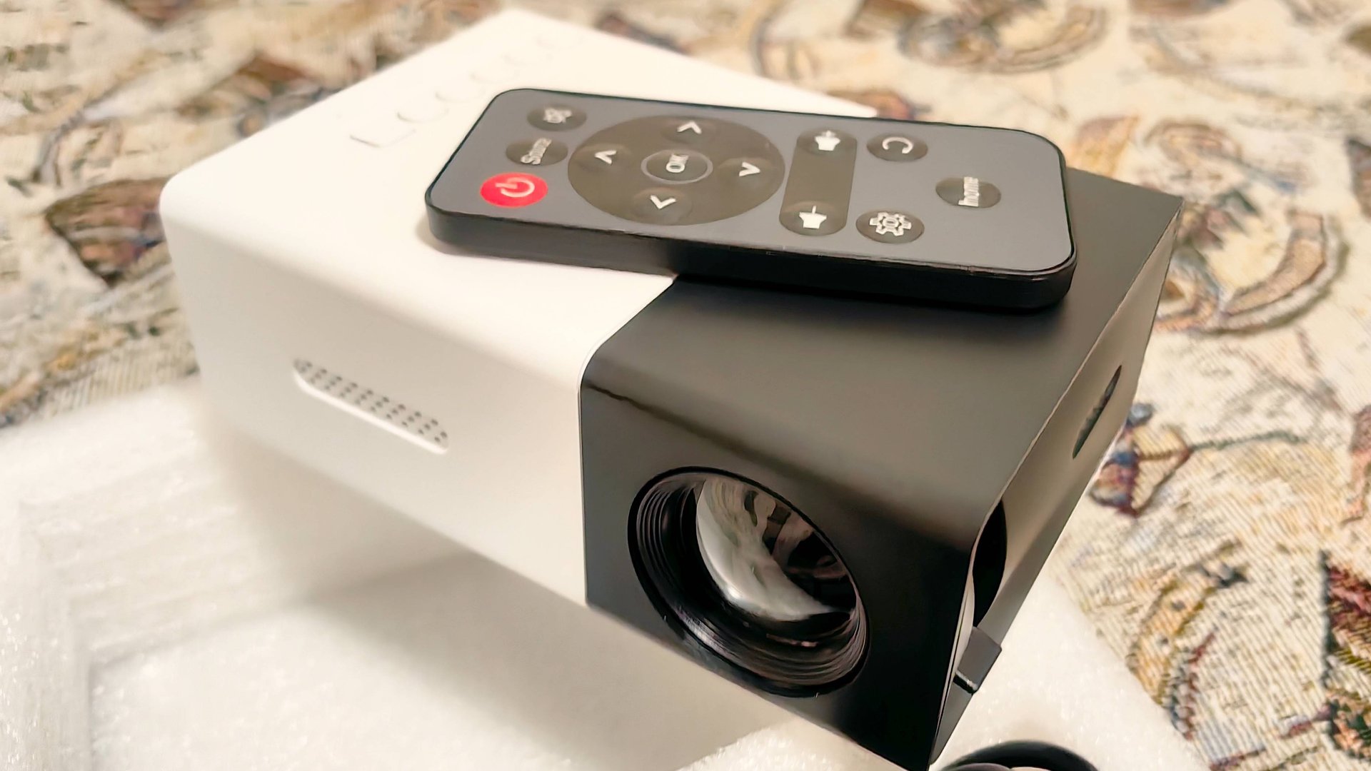 Портативный мини-проектор YG300 смотреть онлайн