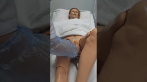 Подмывание женщины, уход за уретральным катетером Фолея, смена мочеприемника.