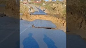 «Все, мостика нету. Охренеть» — в Алтайском крае прорвало дамбу.