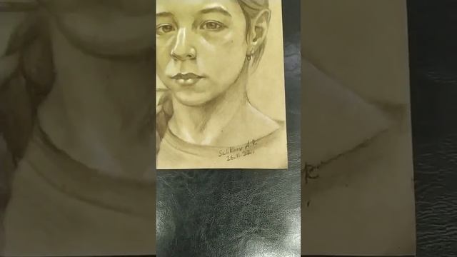 портрет мягкими материалами сепия и белая пастель на крафтовой бумаге. portrait sepia White chalk смотреть онлайн