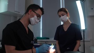 Использование микроскопа, для решения сложных стоматологических случаев