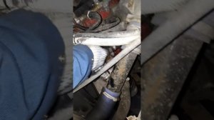 Замена верхнего пластикового патрубка над помпой на двигателе камминз ISF2.8.